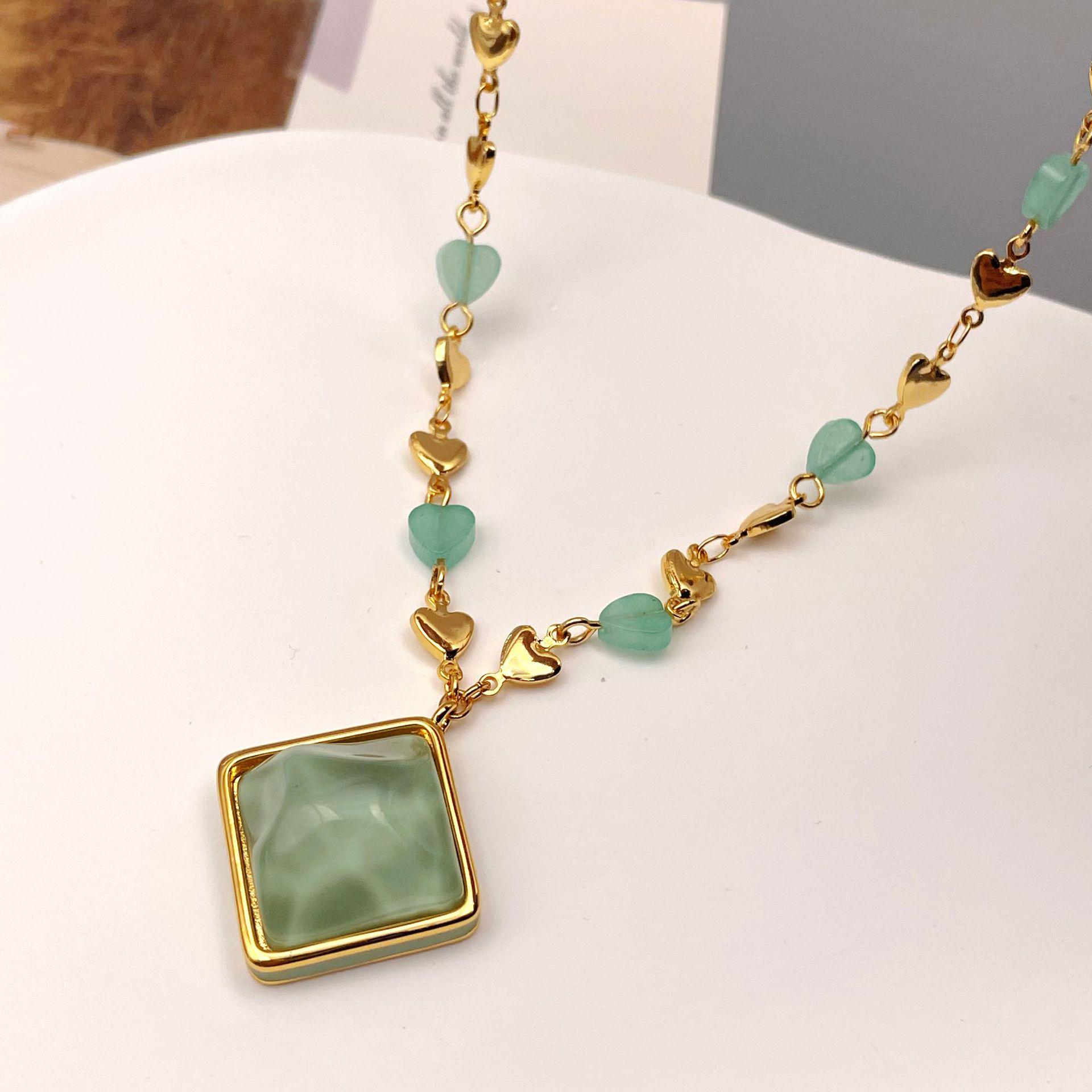 Vintage European & American Green Jade Heart Pendant Necklace - Exquisite Retro Choker
Vintage European & American Green Jade Heart Pendant Necklace - Exquisite Retro Choker
