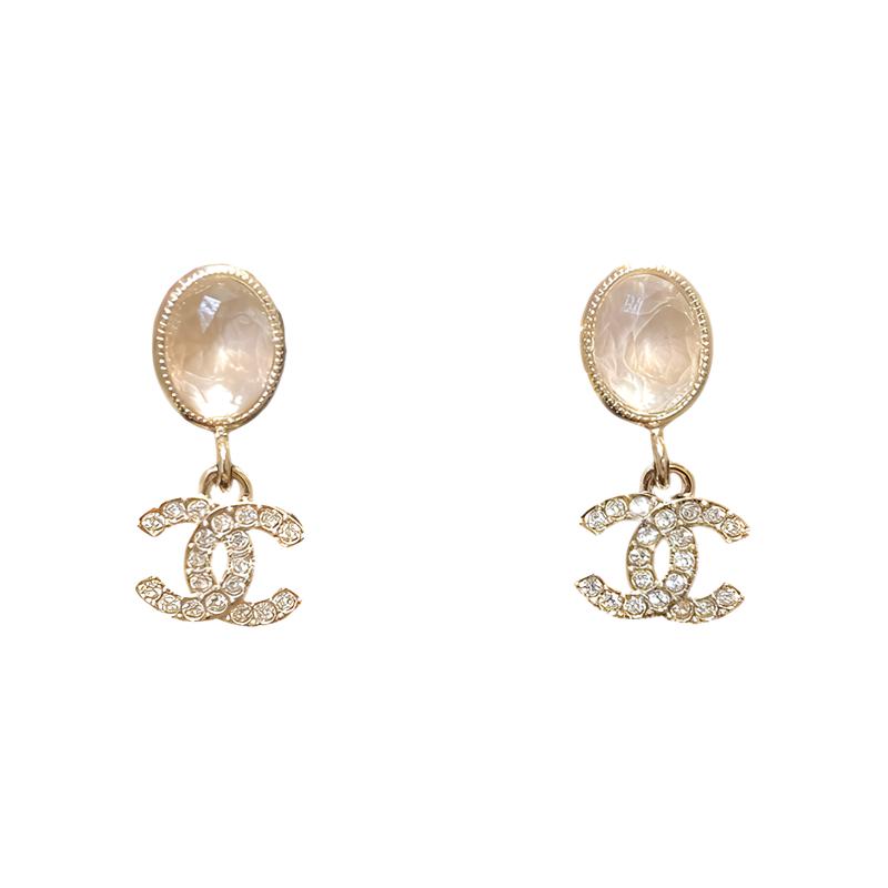 CHANEL Double C 23b New Double C Pendant Gemstone Rhinestone Earrings Women s Gold золотий
CHANEL Double C 23b New Double C Pendant Gemstone Rhinestone Earrings Women s Gold золотий