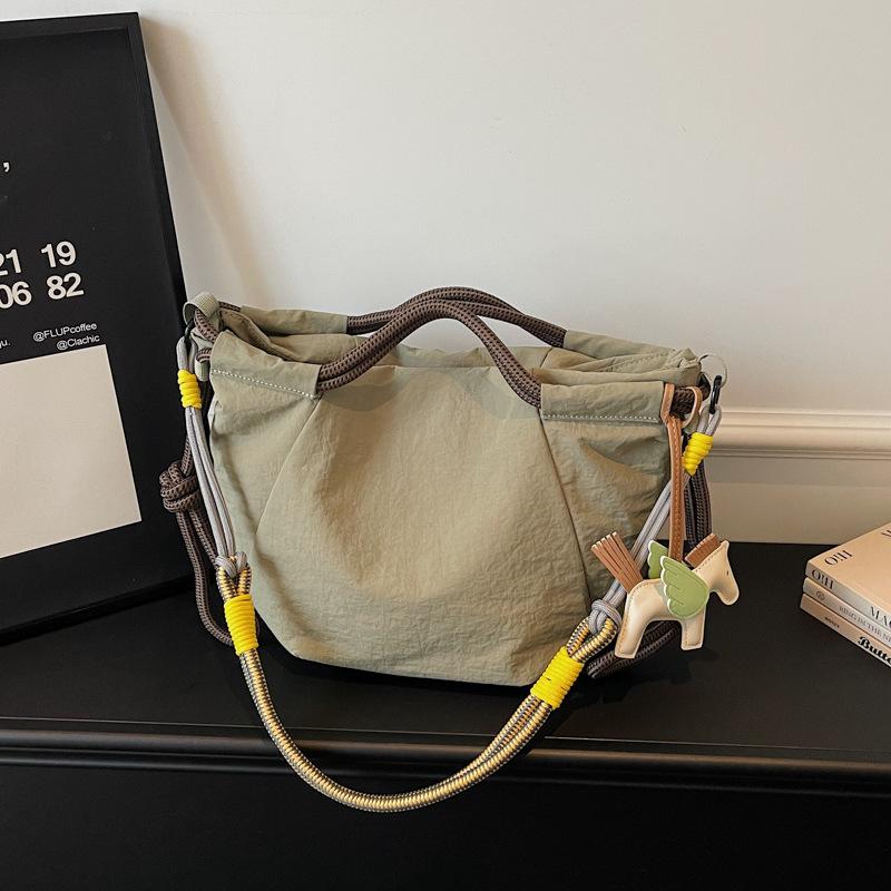 Large Capacity Tote Bag Women S Spring And Summer Versatile Portable Shoulder Bag Commuter Storage Bag Portable Travel Bag зелений
Large Capacity Tote Bag Women S Spring And Summer Versatile Portable Shoulder Bag Commuter Storage Bag Portable Travel Bag зелений