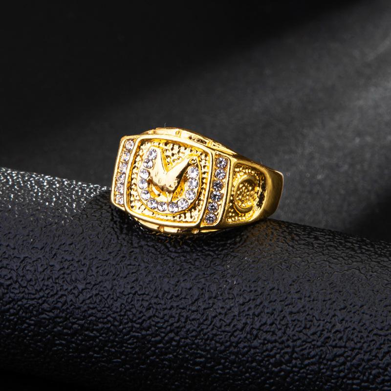 Европейская и американская мода Золотое кольцо с бриллиантами в виде головы лошади для мужчин Кольцо с животным No. 14
Европейская и американская мода Золотое кольцо с бриллиантами в виде головы лошади для мужчин Кольцо с животным No. 14