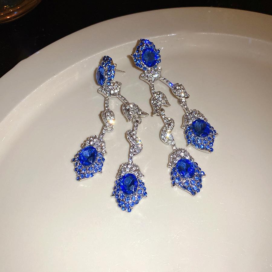 Silver needle flash diamond-encrusted flower fringed earrings light luxury high-end earrings heavy industry earrings design sense niche
Silver needle flash diamond-encrusted flower fringed earrings light luxury high-end earrings heavy industry earrings design sense niche