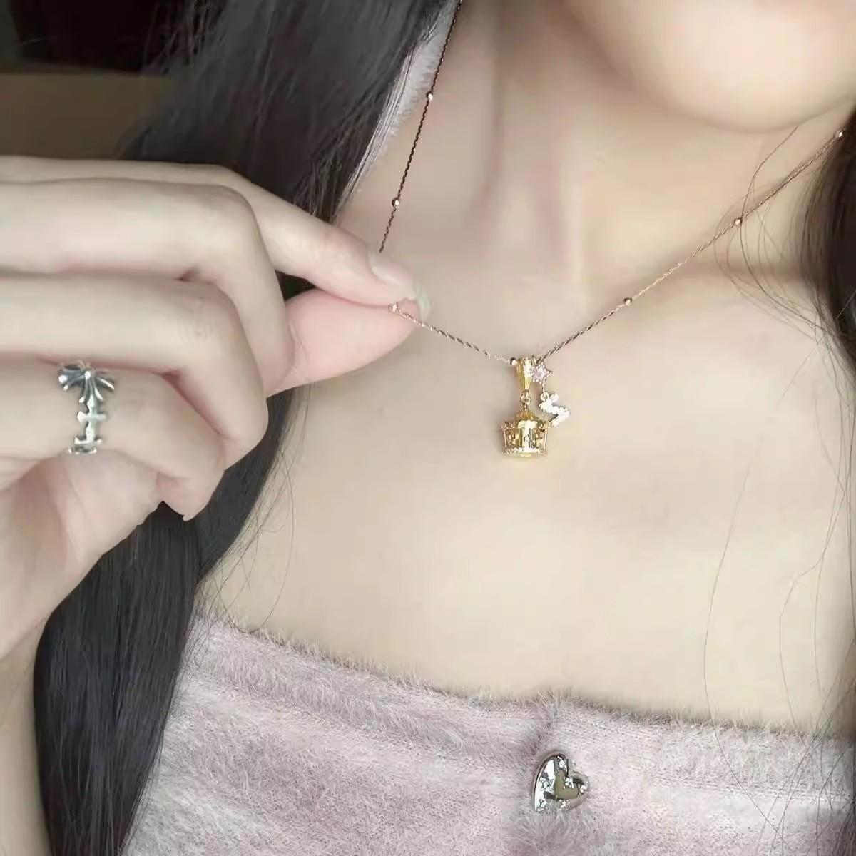 ANENJERY Розовая звезда циркон буква карусель кулон ожерелье для женщин сладкий высококачественный легкий роскошный модный ключичный цепочка ювелирные изделия подарок белый
ANENJERY Розовая звезда циркон буква карусель кулон ожерелье для женщин сладкий высококачественный легкий роскошный модный ключичный цепочка ювелирные изделия подарок белый