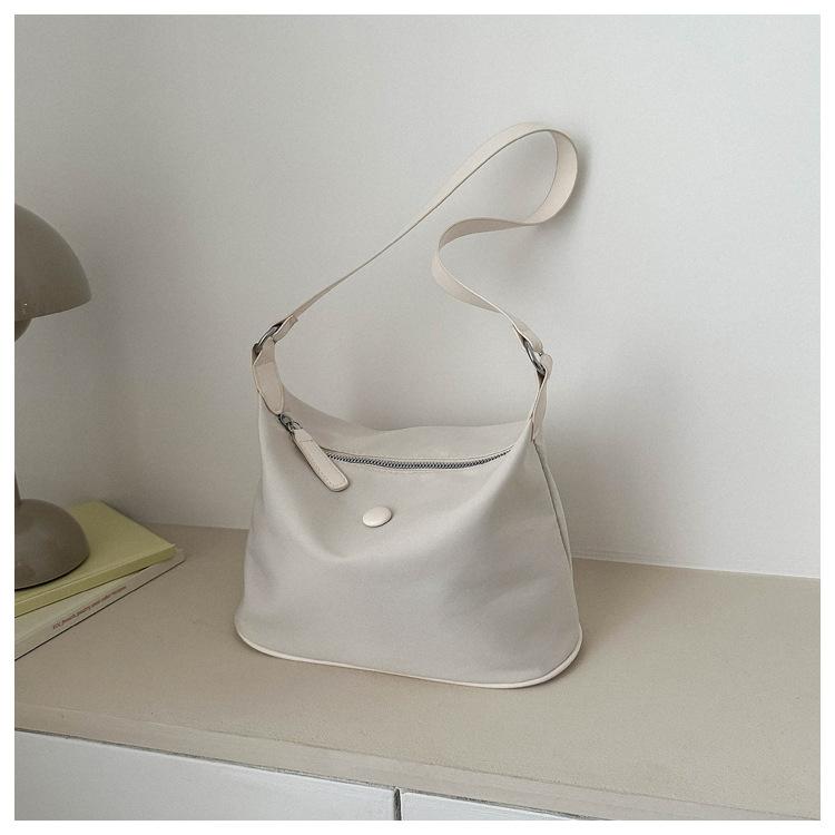 2024 новая сумка через плечо из ткани Оксфорд с высококачественной текстурой, универсальная, однотонная, простая, для поездок на работу, модная женская сумка белый
2024 новая сумка через плечо из ткани Оксфорд с высококачественной текстурой, универсальная, однотонная, простая, для поездок на работу, модная женская сумка белый