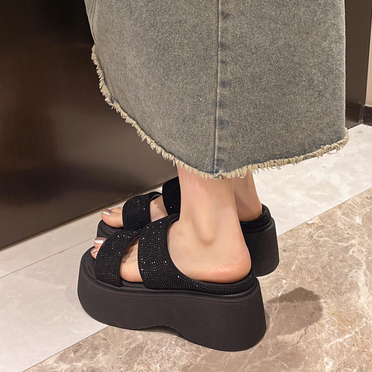 Thick-bottomed heightening rhinestone slippers for women to wear new fashionable small light muffin one-word sandals 34 срібний
Thick-bottomed heightening rhinestone slippers for women to wear new fashionable small light muffin one-word sandals 34 срібний
