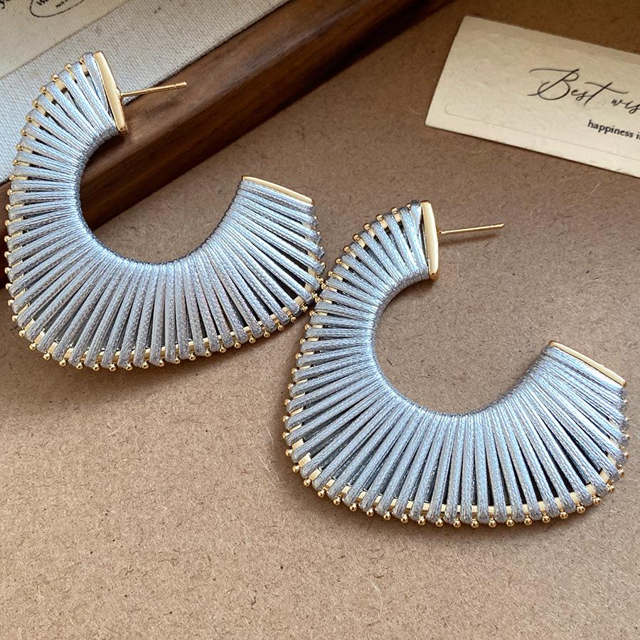 Silver needle leather rope woven geometric earrings European and American new niche design earrings light luxury high-end earrings women
Silver needle leather rope woven geometric earrings European and American new niche design earrings light luxury high-end earrings women