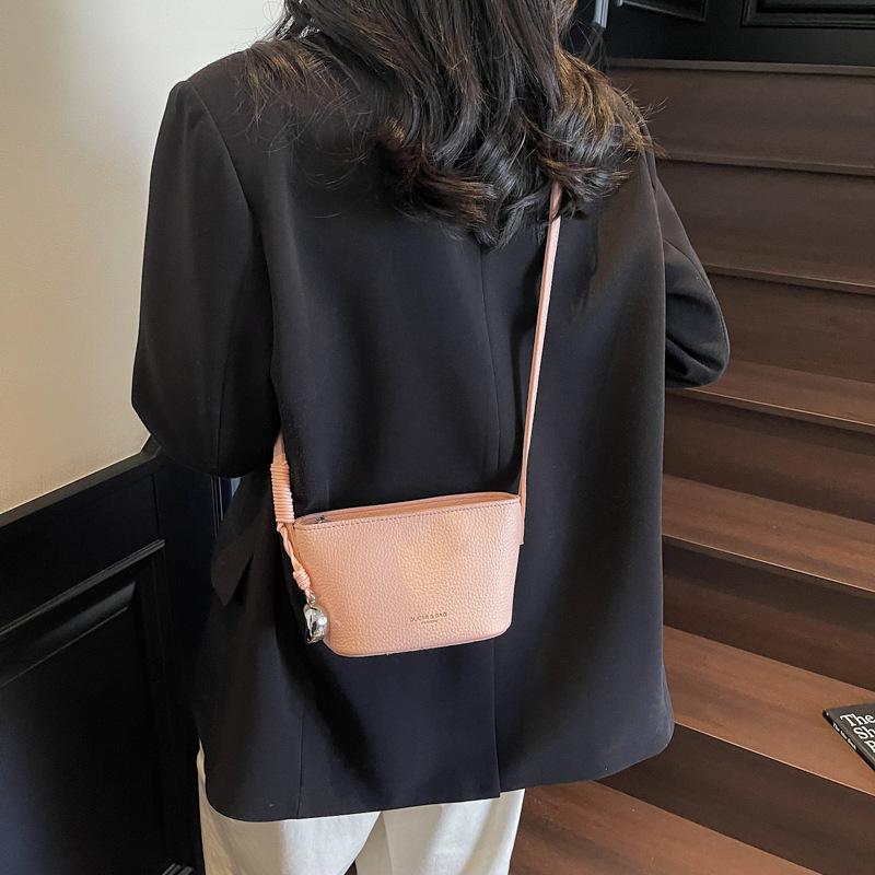 Fashion bucket bag women s versatile shoulder bag 2025 summer niche high-end casual women s bag
Fashion bucket bag women s versatile shoulder bag 2025 summer niche high-end casual women s bag