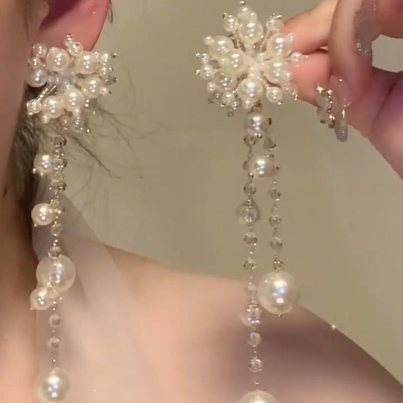 Flower pearl artificial crystal fringed earrings French elegance temperament long earrings fashion light luxury earrings
Flower pearl artificial crystal fringed earrings French elegance temperament long earrings fashion light luxury earrings