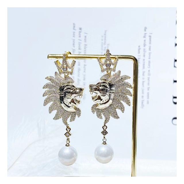 925 проба срібні голки Новий дизайн Лев сережки для жінок Розкішні жіночі сяючі кубічний цирконій Корона Лев сережки Жіночі ювелірні вироби золотий
925 проба срібні голки Новий дизайн Лев сережки для жінок Розкішні жіночі сяючі кубічний цирконій Корона Лев сережки Жіночі ювелірні вироби золотий