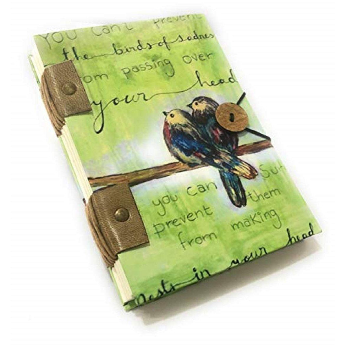 Дорожный дневник ручной работы с тиснением в классическом стиле и принтом в виде бабочки. Размер 5x7 дюймов. 5 x 7 in зелёный 
Дорожный дневник ручной работы с тиснением в классическом стиле и принтом в виде бабочки. Размер 5x7 дюймов. 5 x 7 in зелёный