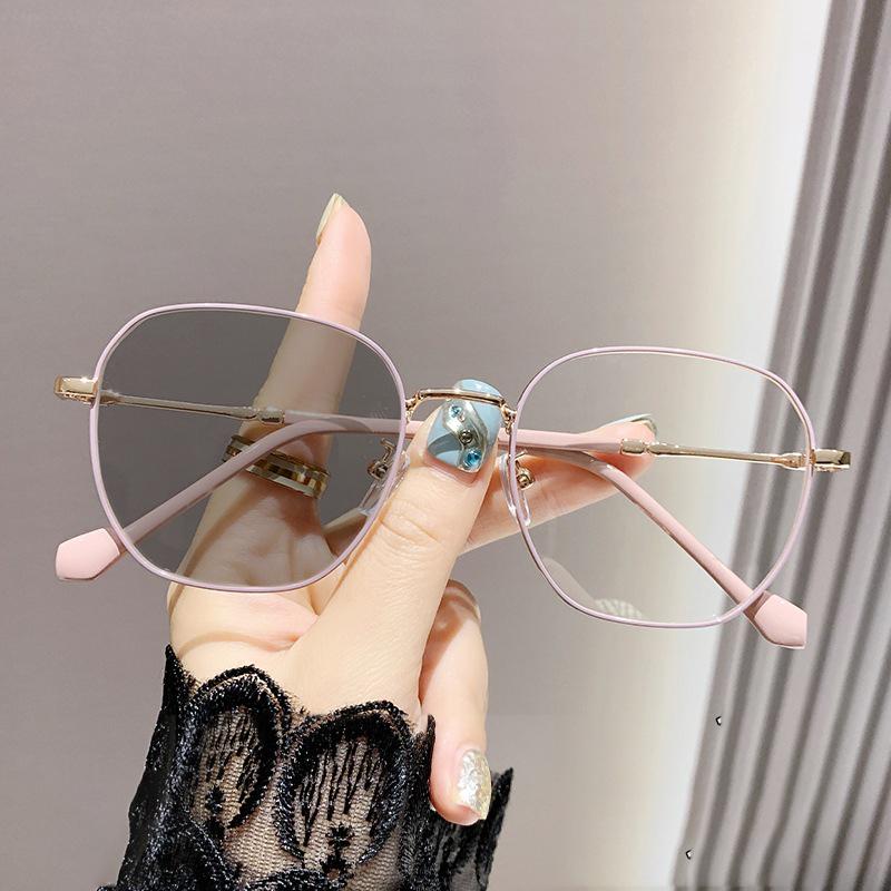 Фоточувствительные интеллектуальные очки с изменяющимся цветом и функцией защиты от синего света, большая оправа, женские очки для близорукости 9791 -425 розовый
Фоточувствительные интеллектуальные очки с изменяющимся цветом и функцией защиты от синего света, большая оправа, женские очки для близорукости 9791 -425 розовый