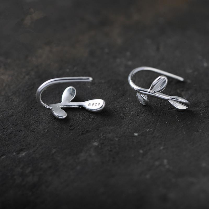 Small Fresh And Simple Leaf Ear Clips For Girls, Mori Series Without Ear Piercings, Ear Bone Clips, Leaf Stud Earrings, Fashionable Earrings. 925 silver
Small Fresh And Simple Leaf Ear Clips For Girls, Mori Series Without Ear Piercings, Ear Bone Clips, Leaf Stud Earrings, Fashionable Earrings. 925 silver