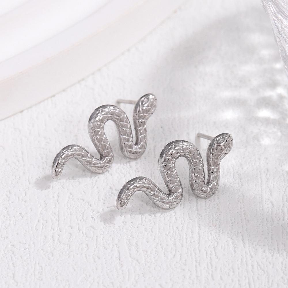 Крупные позолоченные серьги в виде змеи: Высококачественная, устойчивая к выцветанию титановая сталь, европейский и американский стиль.
Крупные позолоченные серьги в виде змеи: Высококачественная, устойчивая к выцветанию титановая сталь, европейский и американский стиль.