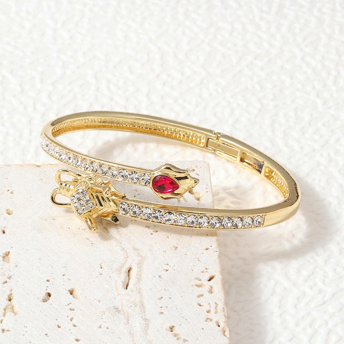 Роскошный женский браслет, инкрустированный бриллиантами: Трендовый, Универсальный, Открытый браслет для Уникального, Модного образа
Роскошный женский браслет, инкрустированный бриллиантами: Трендовый, Универсальный, Открытый браслет для Уникального, Модного образа