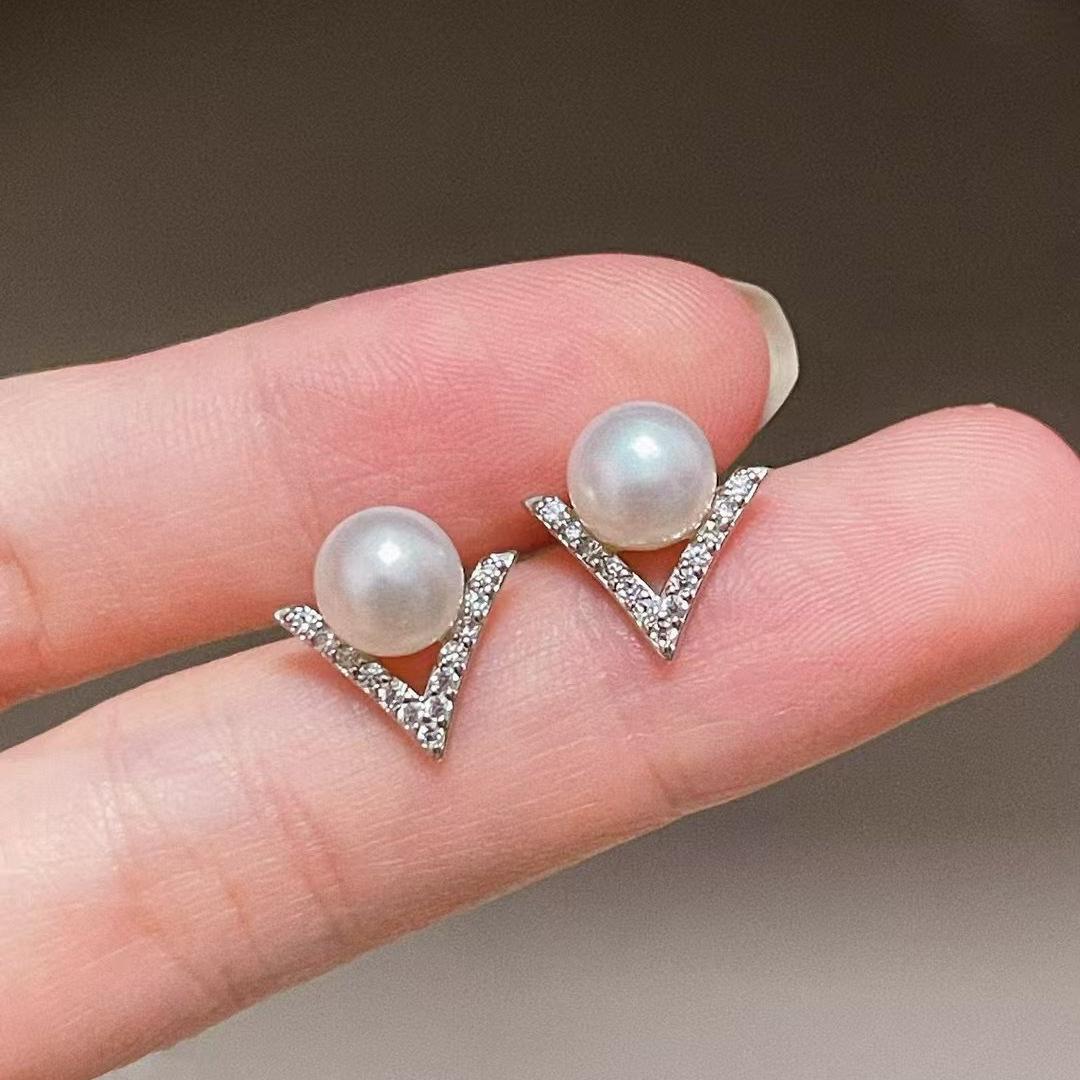 Letter V pearl stud earrings fashionable simple design earrings exquisite light luxury high-end earrings women
Letter V pearl stud earrings fashionable simple design earrings exquisite light luxury high-end earrings women