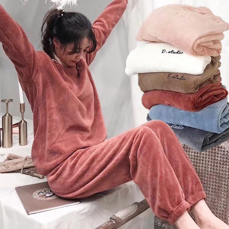 Осенне-зимний комплект пижамы оверсайз из кораллового флиса: Топ с длинным рукавом и теплые толстые штаны для сна One Size (80-145 lbs)
Осенне-зимний комплект пижамы оверсайз из кораллового флиса: Топ с длинным рукавом и теплые толстые штаны для сна One Size (80-145 lbs)