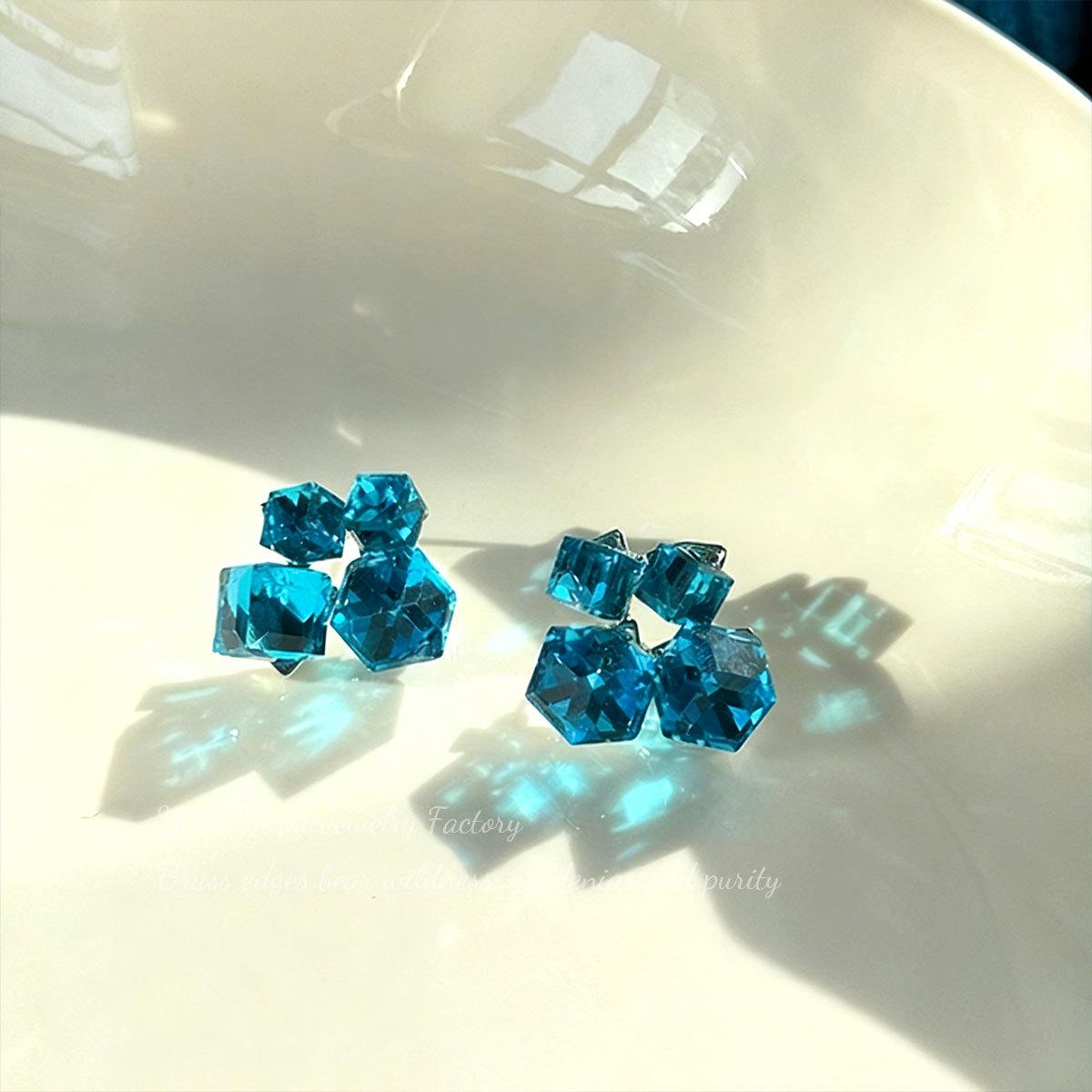 Геометрические серьги-кубики из кристаллов с цветными блоками - Блестящая, высококлассная зеленая мода
Геометрические серьги-кубики из кристаллов с цветными блоками - Блестящая, высококлассная зеленая мода