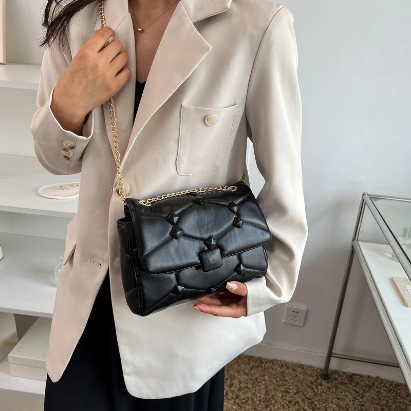 Simple chain small square bag summer new solid color gas shoulder bag messenger bag чорний
Simple chain small square bag summer new solid color gas shoulder bag messenger bag чорний