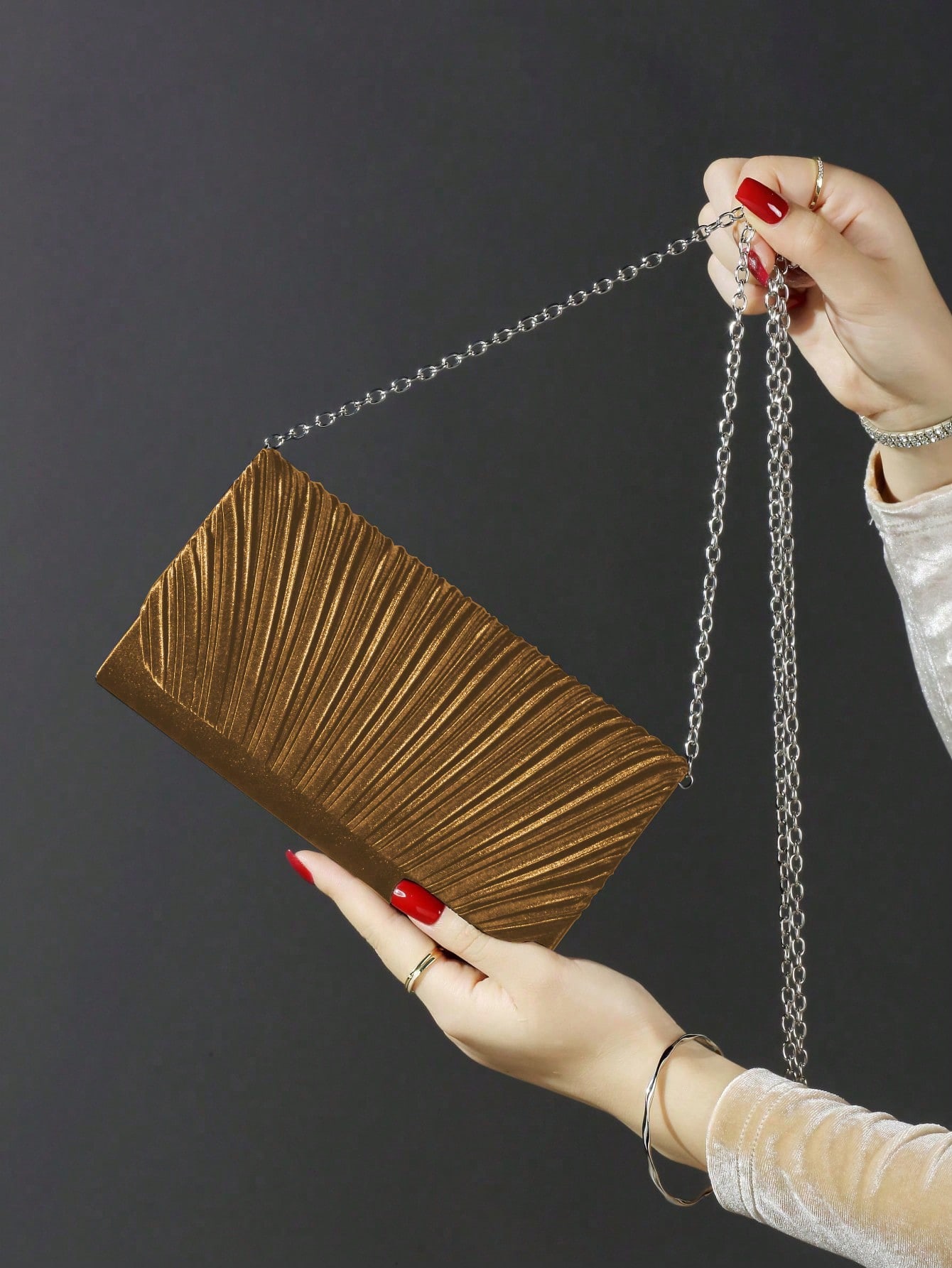 Classic fashion girl party girl chain clutch, light luxury romantic simple mini handbag and chain shoulder crossbody bag.
Classic fashion girl party girl chain clutch, light luxury romantic simple mini handbag and chain shoulder crossbody bag.