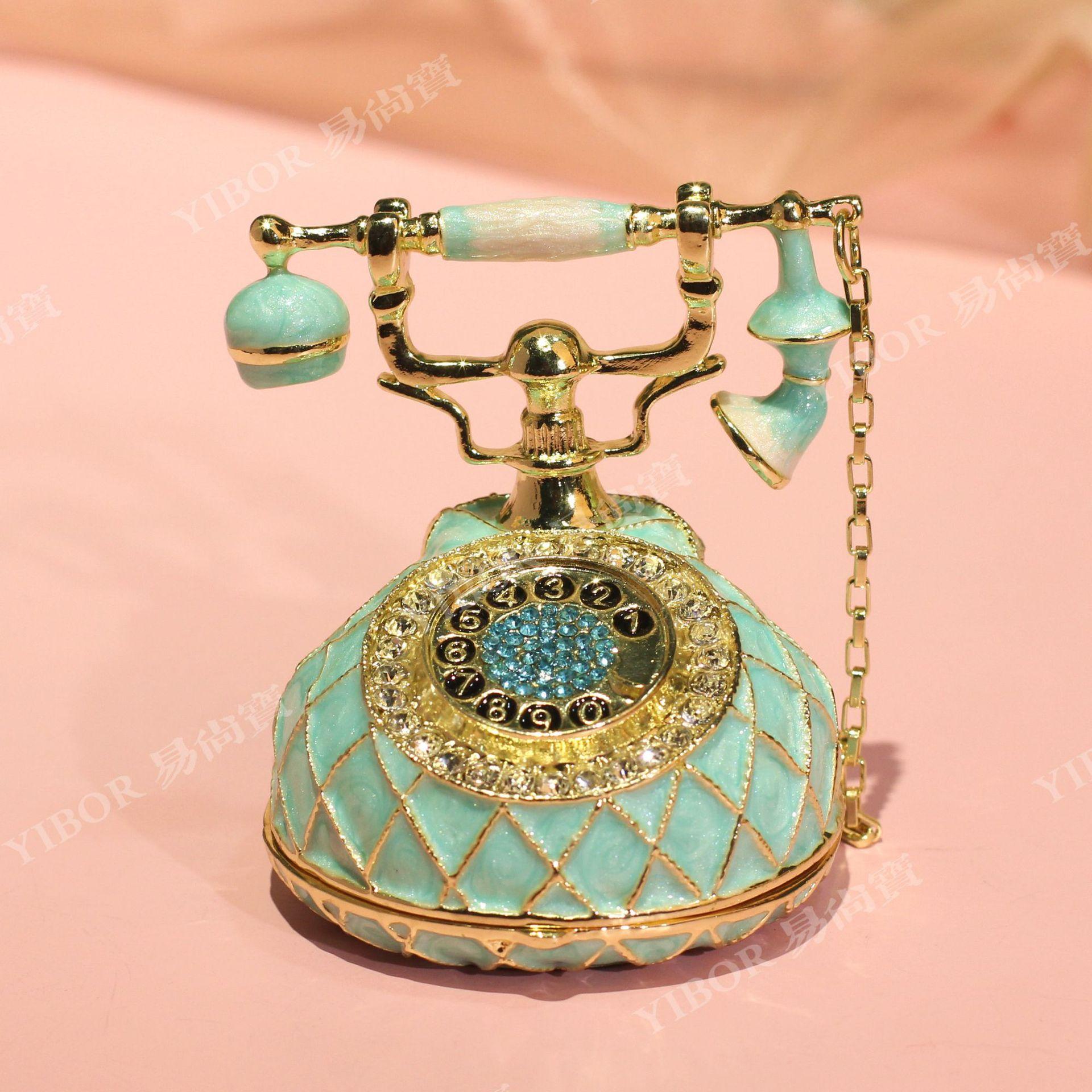 Vintage Telephone Shaped Enamel Box, Cloisonne Jewelry Storage Figurine, Creative Mini Alloy Craft for Home Display 7.5 7.5cm синий
Vintage Telephone Shaped Enamel Box, Cloisonne Jewelry Storage Figurine, Creative Mini Alloy Craft for Home Display 7.5 7.5cm синий