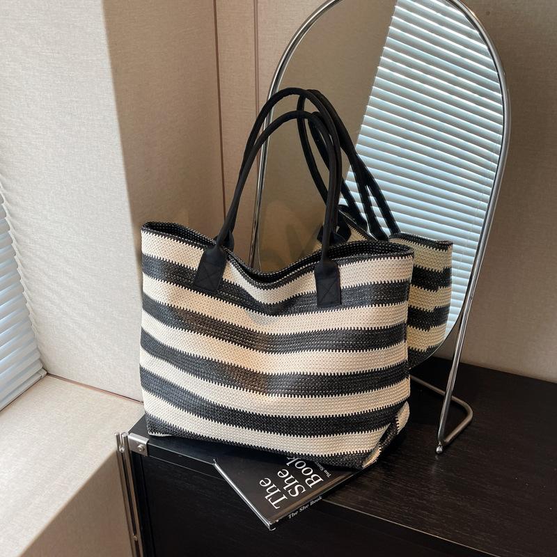 Striped tote bag 2025 woven large-capacity shoulder women s bag lazy wind lightweight vacation bag shopping bag women чёрный
Striped tote bag 2025 woven large-capacity shoulder women s bag lazy wind lightweight vacation bag shopping bag women чёрный