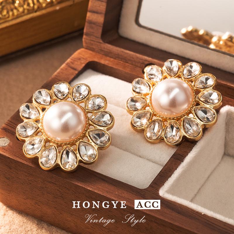 Vintage Flower Pearl Stud Earrings: High-End Neo-Retro 925 Silver Niche Jewelry for Women 18K Gold Plated
Vintage Flower Pearl Stud Earrings: High-End Neo-Retro 925 Silver Niche Jewelry for Women 18K Gold Plated