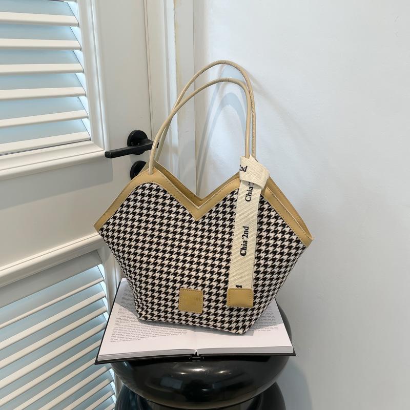 Texture and literature spring new shoulder bag women s large-capacity commuter bag fashion and leisure contrasting color tote bag хакі
Texture and literature spring new shoulder bag women s large-capacity commuter bag fashion and leisure contrasting color tote bag хакі
