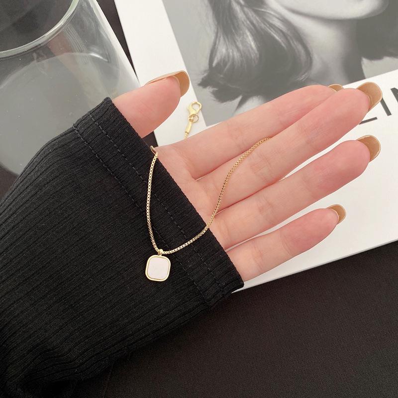 Women s 18K Gold-Plated Titanium Necklace with Square Shell Pendant and Luxurious Snake Bone Chain from Japan and South Korea White White Shell
Women s 18K Gold-Plated Titanium Necklace with Square Shell Pendant and Luxurious Snake Bone Chain from Japan and South Korea White White Shell