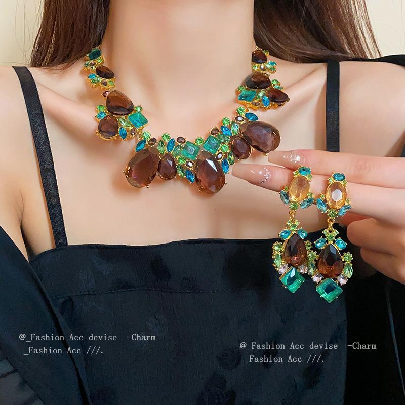 Exquisite Teardrop Zircon Diamond Necklace - Elegant European & American Design, Light Luxury Clavicle Chain Jewelry.
Exquisite Teardrop Zircon Diamond Necklace - Elegant European & American Design, Light Luxury Clavicle Chain Jewelry.