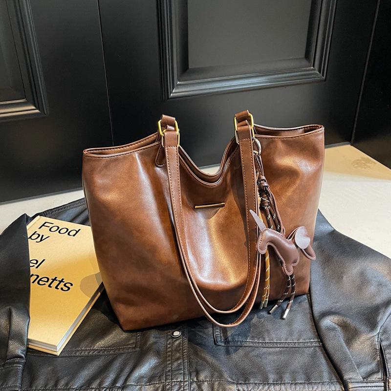 2025 Women s Wax Leather Shoulder Bag: High-Capacity, Fashionable Commuter Tote 39*13*23
2025 Women s Wax Leather Shoulder Bag: High-Capacity, Fashionable Commuter Tote 39*13*23