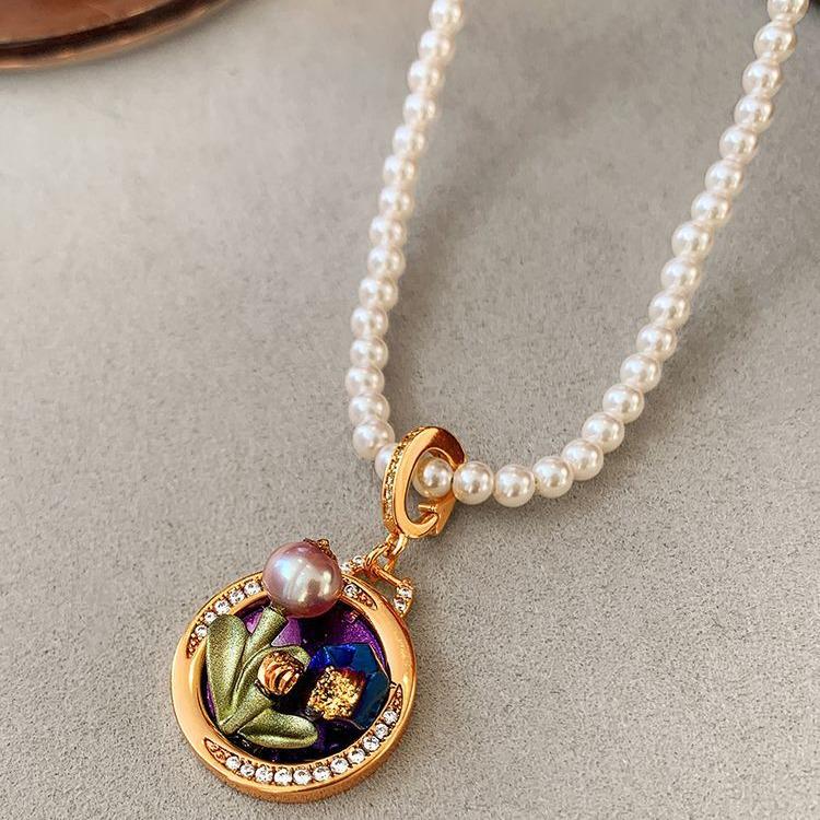 Exquisite Vintage Chinese Style Oil Painting Pendant Necklace - Women s Luxury Clavicle Chain Choker
Exquisite Vintage Chinese Style Oil Painting Pendant Necklace - Women s Luxury Clavicle Chain Choker