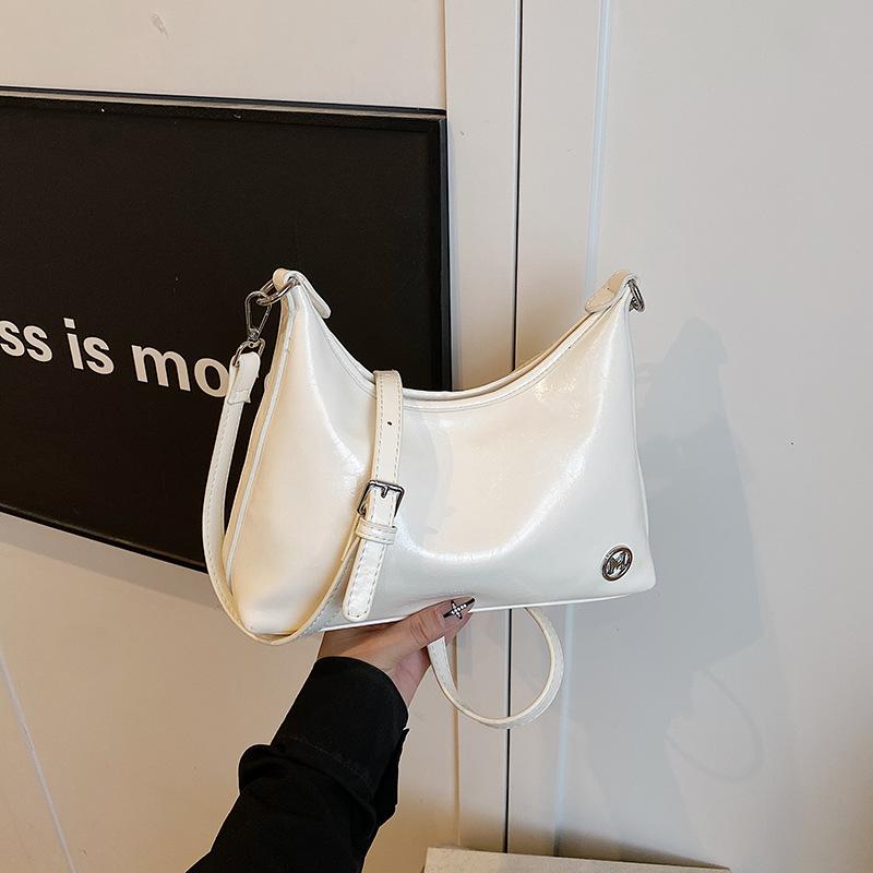 Летняя новая сумка на плечо под мышку модная и простая универсальная из масляной вощеной кожи сумка-мессенджер женская сумка-тоут
Летняя новая сумка на плечо под мышку модная и простая универсальная из масляной вощеной кожи сумка-мессенджер женская сумка-тоут