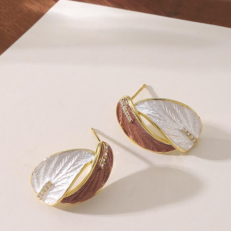 French gentle temperament small fresh diamond dripping oil leaf stud earrings high sense light luxury earrings simple commuter earrings
French gentle temperament small fresh diamond dripping oil leaf stud earrings high sense light luxury earrings simple commuter earrings