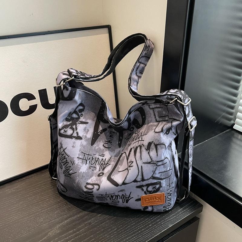 Yogodlns Trendy Large Capacity Graffiti Print Shoulder Bag Versatile Women High & College Students Streetwear Design Casual Crossbody Bag Backpack 41x15x31cm синій
Yogodlns Trendy Large Capacity Graffiti Print Shoulder Bag Versatile Women High & College Students Streetwear Design Casual Crossbody Bag Backpack 41x15x31cm синій