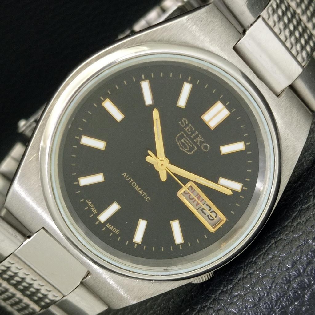 Б/у оригинальные винтажные мужские часы SEIKO 5 с автоподзаводом из Японии с черным циферблатом a434282-2 R120-a434282
Б/у оригинальные винтажные мужские часы SEIKO 5 с автоподзаводом из Японии с черным циферблатом a434282-2 R120-a434282