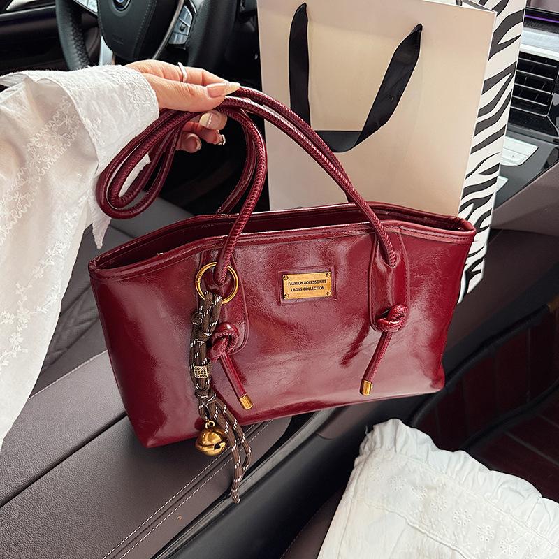 Retro underarm bag women s new winter fashion niche shoulder bag versatile large-capacity bag
Retro underarm bag women s new winter fashion niche shoulder bag versatile large-capacity bag