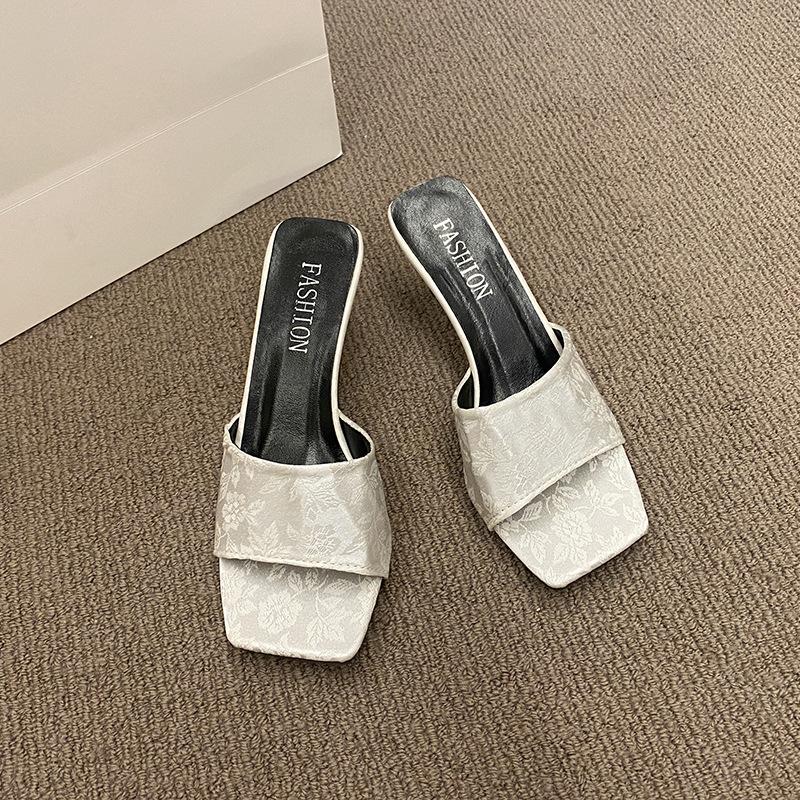 New national style high-heeled slippers spring and summer outer wear temperament retro embroidery lazy drag printing large size thick heel sandals w 42 білий
New national style high-heeled slippers spring and summer outer wear temperament retro embroidery lazy drag printing large size thick heel sandals w 42 білий