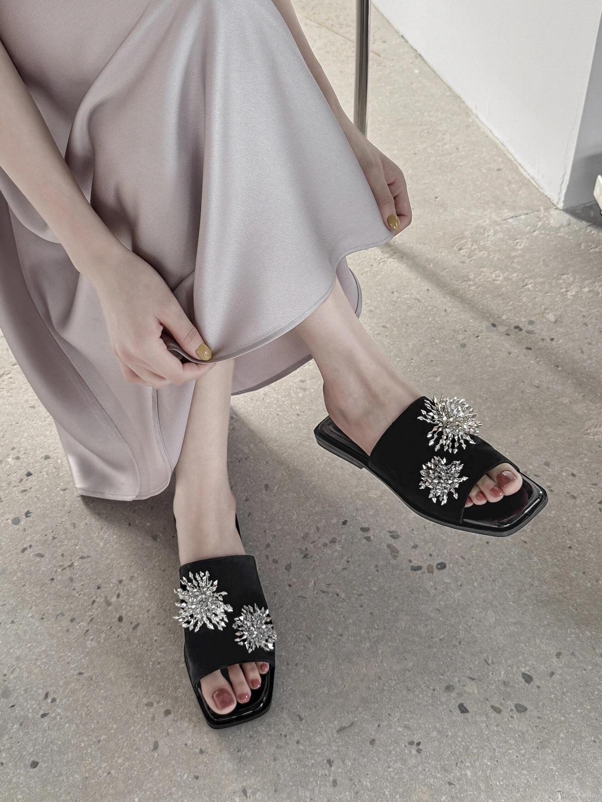 French retro niche one-word Mueller shoes 2025 new summer wear fashionable sandals 40 чёрный
French retro niche one-word Mueller shoes 2025 new summer wear fashionable sandals 40 чёрный