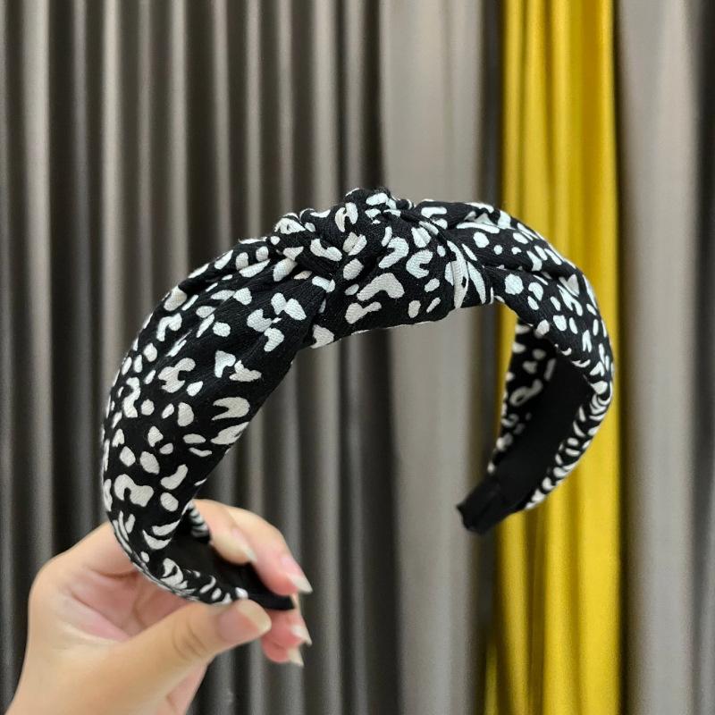 Модная повязка на голову с леопардовым принтом для женщин и девочек с узлом в центре для дам, повседневные аксессуары для волос
Модная повязка на голову с леопардовым принтом для женщин и девочек с узлом в центре для дам, повседневные аксессуары для волос