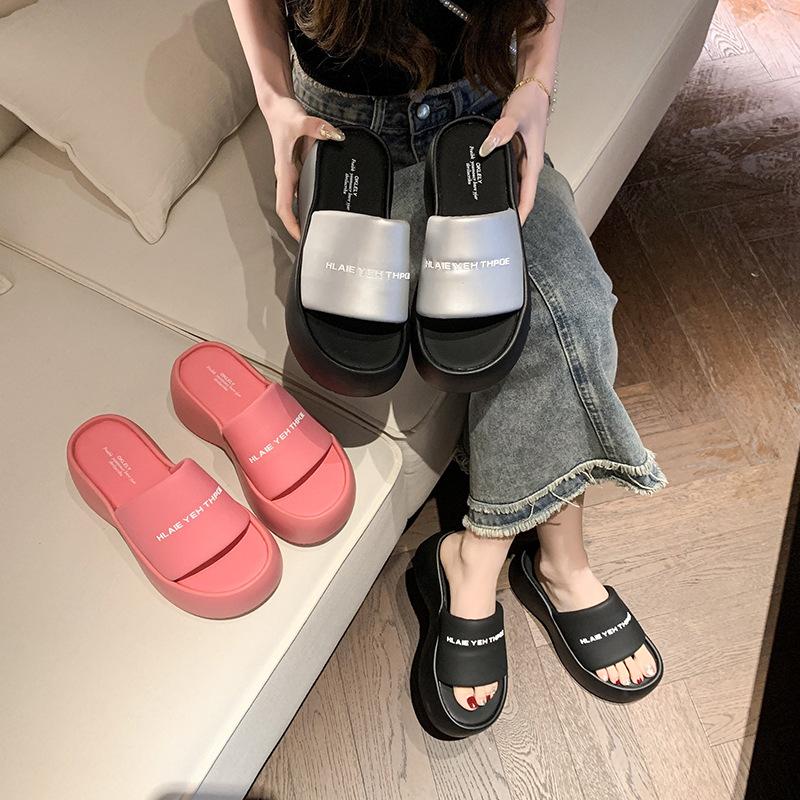 Thick-soled letter one-word slippers women s 2025 new small height increase comfortable and light one-pedal simple sandals 40 срібний
Thick-soled letter one-word slippers women s 2025 new small height increase comfortable and light one-pedal simple sandals 40 срібний