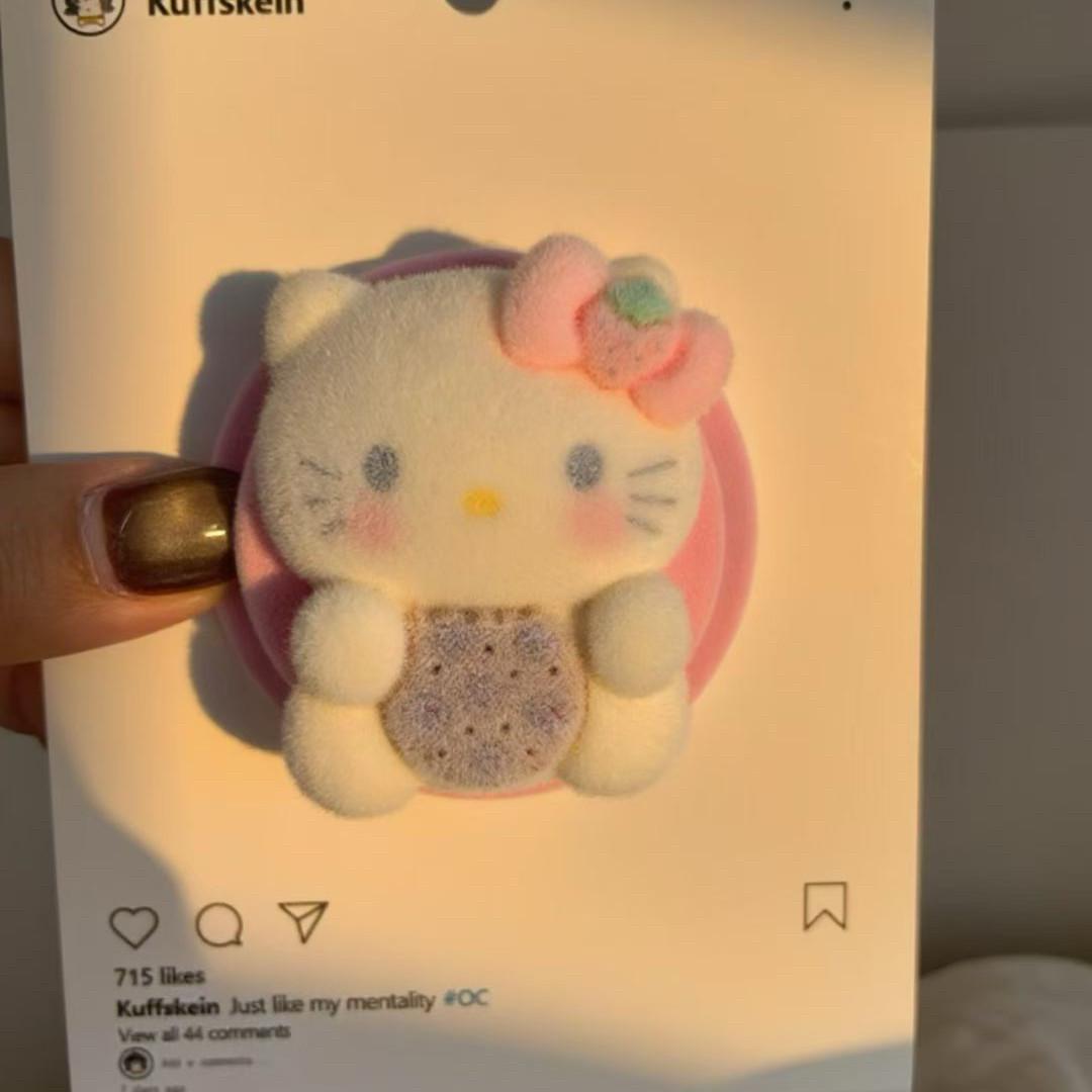 Силиконовый магнитный держатель для телефона с рисунком печенья Kitty Cat - Флокированный, выдвижной, с сильным воздушным захватом
Силиконовый магнитный держатель для телефона с рисунком печенья Kitty Cat - Флокированный, выдвижной, с сильным воздушным захватом
