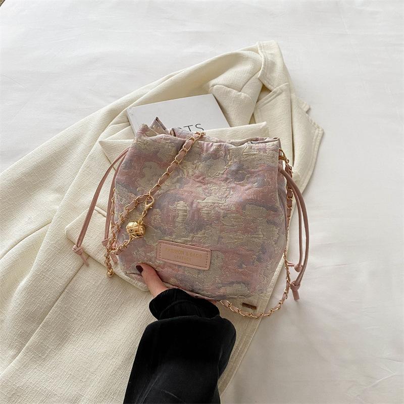 Маленькая женская сумка 2024 года, новая модная повседневная и красивая сумка-ведро, нишевая, простая, индивидуальная, иностранного стиля, сумка через плечо подмышкой
Маленькая женская сумка 2024 года, новая модная повседневная и красивая сумка-ведро, нишевая, простая, индивидуальная, иностранного стиля, сумка через плечо подмышкой