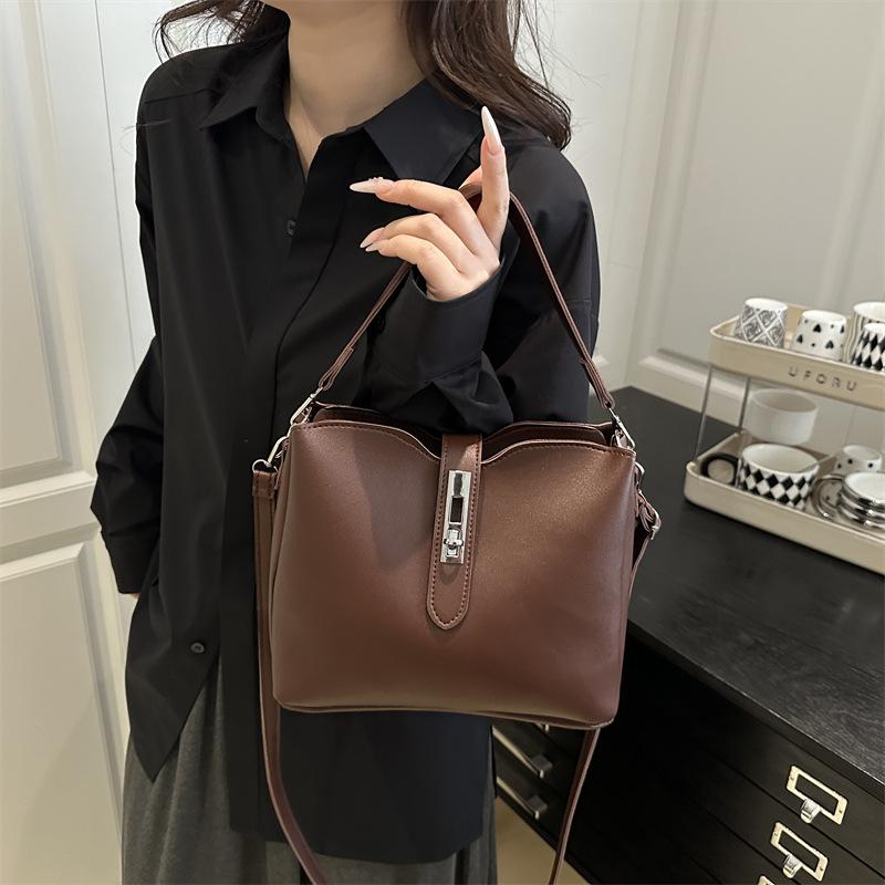 Bucket bag Fashion messenger women s bag Spring and summer new handbag Large capacity retro fashionable shoulder bag
Bucket bag Fashion messenger women s bag Spring and summer new handbag Large capacity retro fashionable shoulder bag