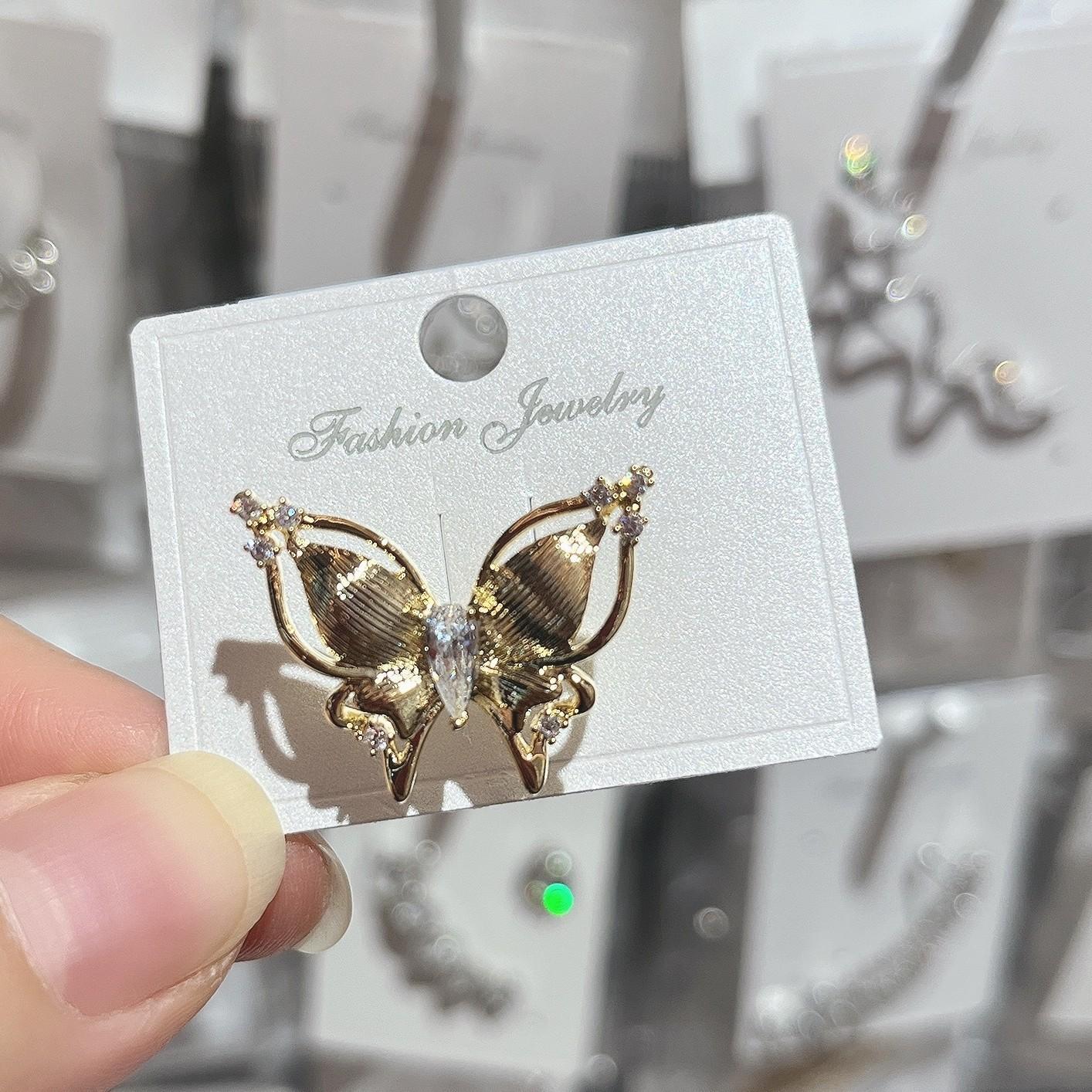 Butterfly Elf Personality, Sweet and Cool Without Ear Holes, Ear Bone Clip Temperament, Niche and Cold Style, High-end Feeling, Ear Clip Earrings золотий
Butterfly Elf Personality, Sweet and Cool Without Ear Holes, Ear Bone Clip Temperament, Niche and Cold Style, High-end Feeling, Ear Clip Earrings золотий