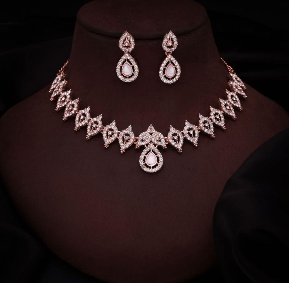 Элегантный набор колье и серег с покрытием из розового золота для женщин | Свадебная и вечерняя бижутерия Onesize золотой
Элегантный набор колье и серег с покрытием из розового золота для женщин | Свадебная и вечерняя бижутерия Onesize золотой