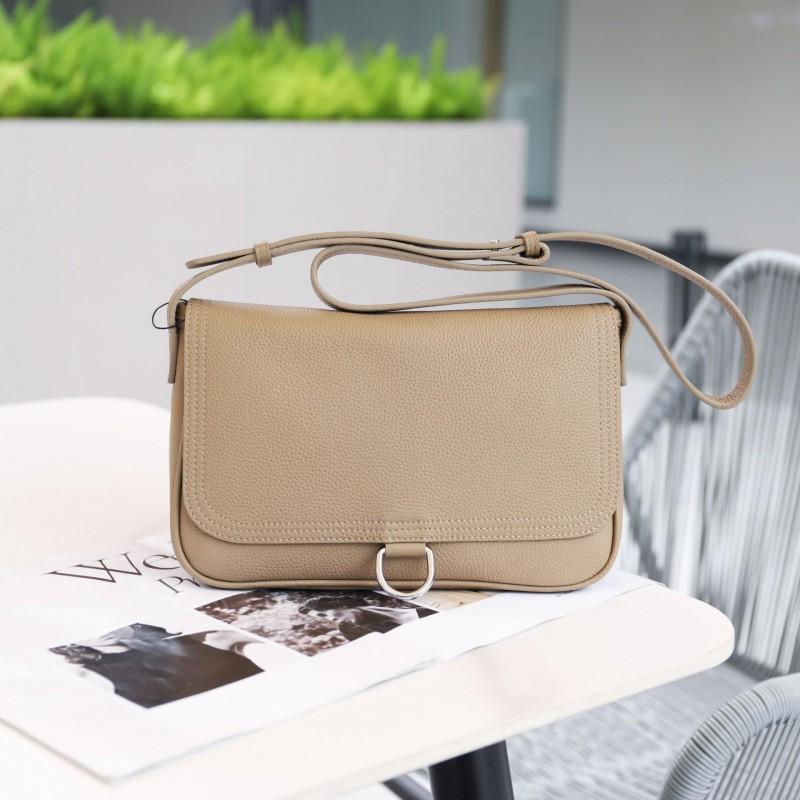 Large-capacity High-quality Leather Women s Bag Soft Fashionable All-matching Cross-slung Cowhide Women Length: 27 cm, bottom width: 9 cm, height: 17cm
Large-capacity High-quality Leather Women s Bag Soft Fashionable All-matching Cross-slung Cowhide Women Length: 27 cm, bottom width: 9 cm, height: 17cm