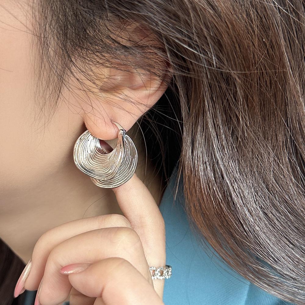 Women s Retro Irregular Striped Stud Earrings - Exaggerated European & American High-End Street Style
Women s Retro Irregular Striped Stud Earrings - Exaggerated European & American High-End Street Style
