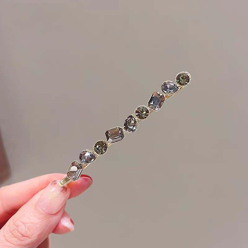 Retro Rhinestone Hair Clip: Versatile Fashion Accessory for Sideburns and Bangs
Retro Rhinestone Hair Clip: Versatile Fashion Accessory for Sideburns and Bangs