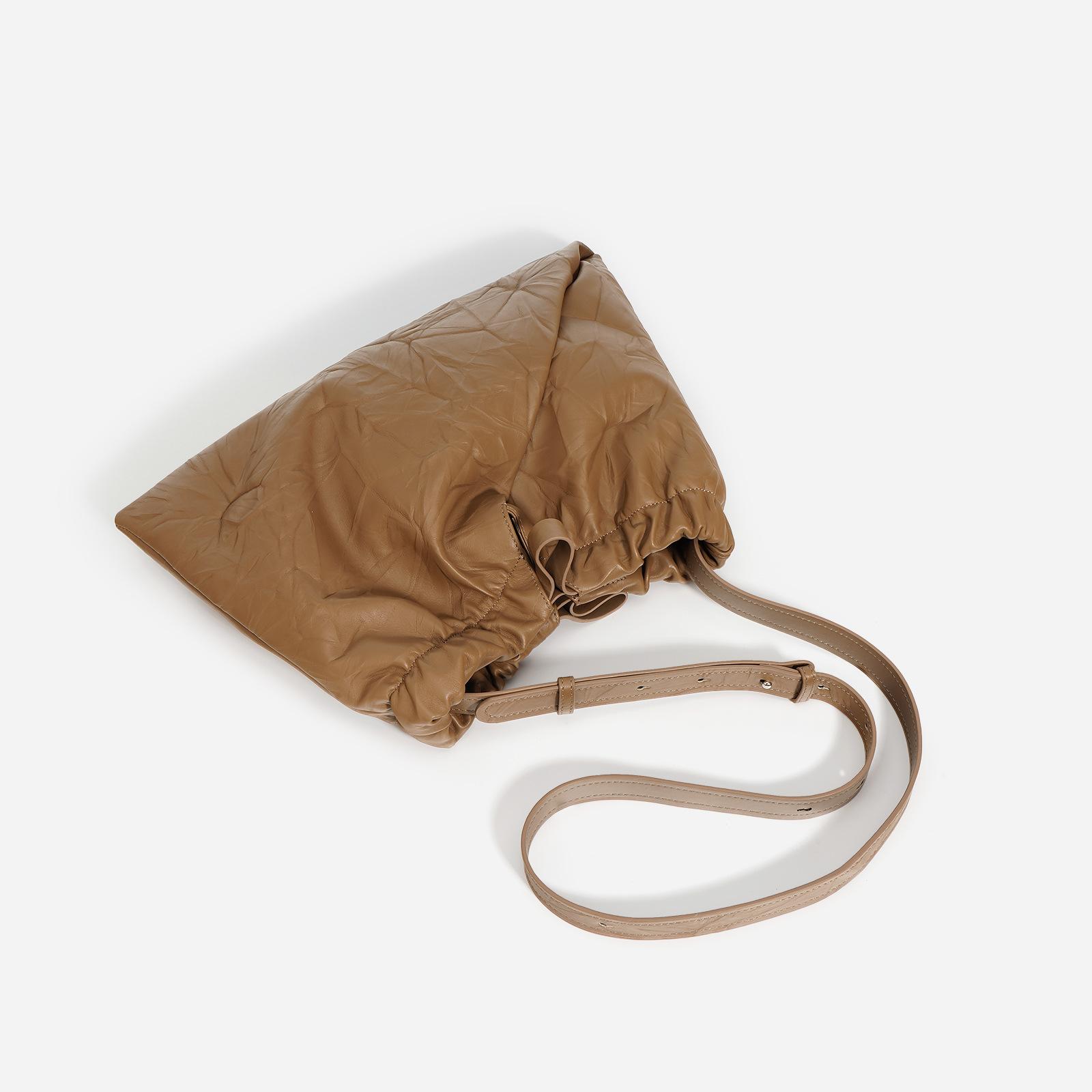 Niche design simple retro lazy wind hand scratching drawstring pleated leather women s bag single shoulder crossbody women s bag чорний
Niche design simple retro lazy wind hand scratching drawstring pleated leather women s bag single shoulder crossbody women s bag чорний