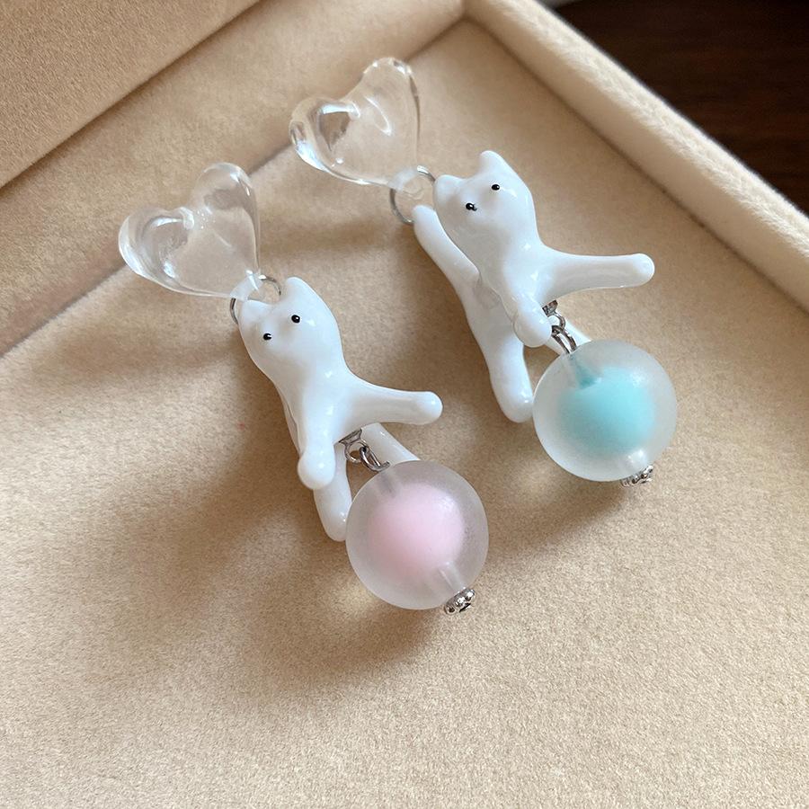 Silver needle resin love kitten pendant earrings sweet cool wind YK cartoon cute stud earrings niche high-end earrings
Silver needle resin love kitten pendant earrings sweet cool wind YK cartoon cute stud earrings niche high-end earrings