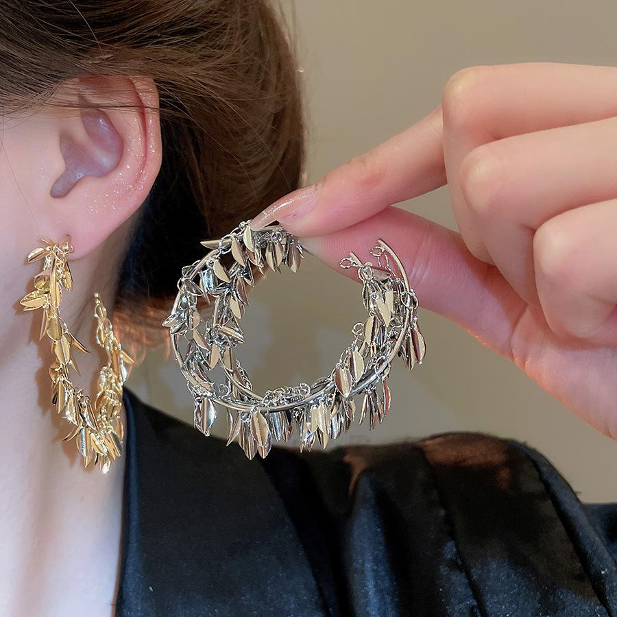 C-shaped leaf fringed earrings, fashionable design, cold wind studs, high-end sense, personalized niche earrings.
C-shaped leaf fringed earrings, fashionable design, cold wind studs, high-end sense, personalized niche earrings.